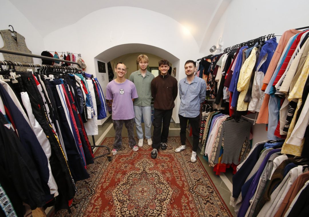 A fast fashion alternatívája Pécsett – megérkezett a Kantár Vintage