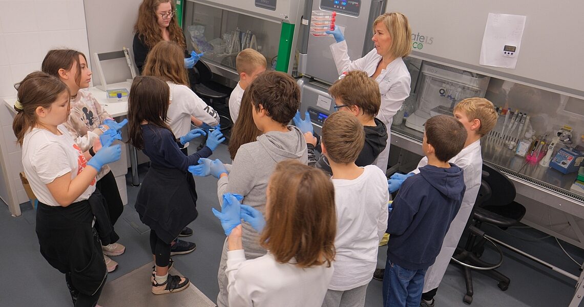 Diákok látogatták meg a Gyógyszerésztudományi Kar Szövetnyomtató laboratóriumát