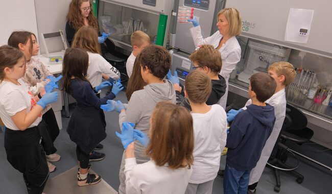 Diákok látogatták meg a Gyógyszerésztudományi Kar Szövetnyomtató laboratóriumát